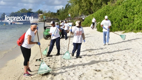 Des étudiants de l’université de Maurice et des membres de l’hôtel Long Beach ont nettoyé la plage, ce matin.