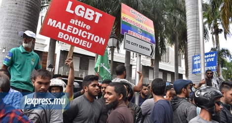 La manifestation anti-LGBT à la place d’Armes, samedi