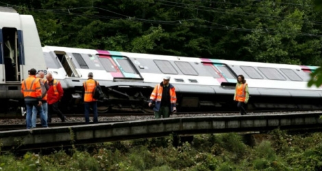 Des employés de la SNCF près d'un RER qui a déraillé entre Saint-Rémy-les-Chevreuse et Courcelle-sur-Yvette.