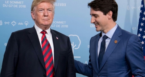 Donald Trump (g) et Justin Trudeau en marge du sommet du G7, à La Malbaie, au Québec, le 8 juin 2018.