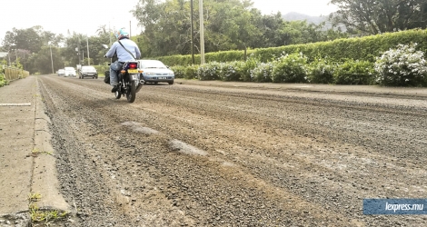 À Helvétia, les automobilistes n’ont pas le choix que d’utiliser une route non asphaltée. © DEV RAMKHELAWON
