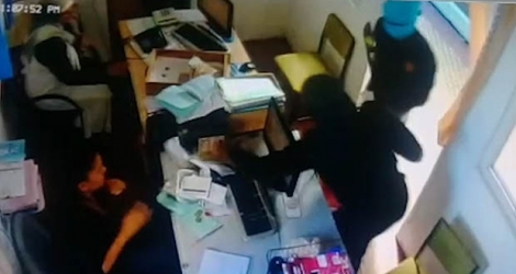 Capture d’écran de la vidéo montrant les deux voleurs à l’œuvre dans l’enceinte de City College, mardi 4 juillet 2017.