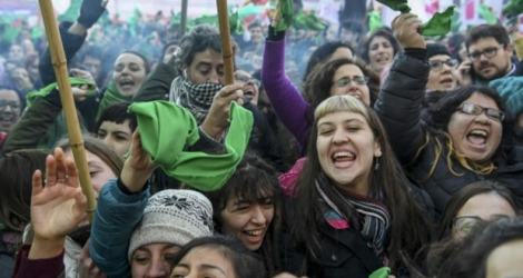 Des militantes pro-avortement explosent de joie après le vote des députés en faveur du droit à l'avortement, le 14 juin 2018 à Buenos Aires.
