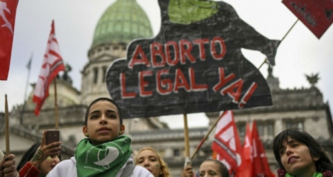 Des militants pro-avortement manifestent devant le parlement argentin à Buenos Aires.