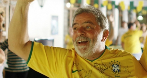 Lula, alors président du Brésil, fête un but de la sélection lors du Mondial, le 20 juin 2010 à Brasilia.