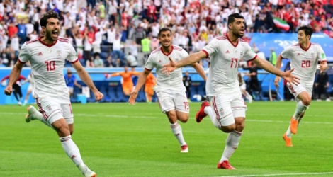 La joie des Iraniens après le but contre son camp du Marocain Aziz Bouhaddouz lors du Mondial, le 15 juin 2018 à Saint-Pétersbourg.