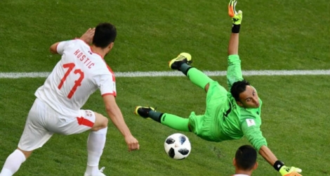 Le gardien de but du Costa Rica Keylor Navas face à l'attaquant serbe Filip Kostic (g) au Mondial, le 17 juin 2018 à Samara.