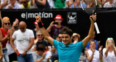 Le Suisse Roger Federer remporte le tournoi de Stuttgart sur gazon en battant en finale le Canadien Milos Raonic.
