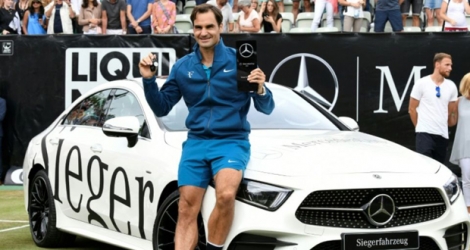 Roger Federer, vainqueur du tournoi de Stuttgart, pose devant son trophée, une Mercedes E450, le 17 juin 2018.
