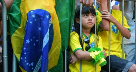 Une jeune supportrice brésilienne regarde le match contre la Suisse sur un écran géant, le 17 juin 2018 à Rio.
