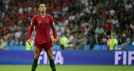 La star du Portugal Cristiano Ronaldo avant d'inscrire un coup franc contre l'Espagne lors du Mondial, le 15 juin 2018 à Sotchi.