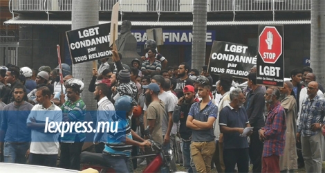 Le 2 juin, à la Place d’Armes, quelque 400 personnes avaient illégalement manifesté contre la communauté LGBT.