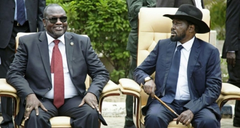 Le président sud-soudanais Salva Kiir (d) et le chef rebelle Riek Machar, le 29 avril 2016 à Juba
