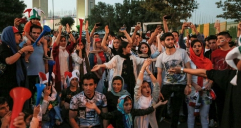 Des supporters iraniens se rassemblent devant le stade Azadi à Téhéran avant la diffusion du match Iran-Espagne dans le cadre du Mondial de football en Russie, le 20 juin 2018