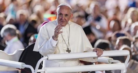 Le pape salue la foule, le 21 juin 2018 à Genève