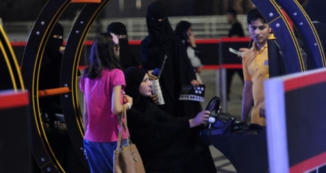 Une Saoudienne utilise un simulateur pour apprendre à conduire une voiture, le 21 juin 2018 à Ryad 