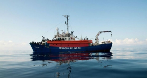 Le Lifeline bat pavillon néerlandais selon l'ONG éponyme qui l'exploite. Le navire n'apparaît pas dans les registres navals néerlandais, selon la représentation des Pays-Bas auprès de l'Union européenne.