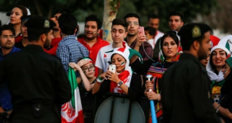 Des supporters iraniens à Téhéran avec leurs vuvuzelas.