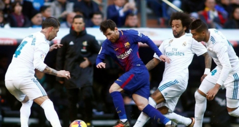 La star du Barça Lionel Messi aux prises avec la défense du Real Madrid, lors du clasico de la Liga disputé à Bernabeu, le 26 décembre 2017.