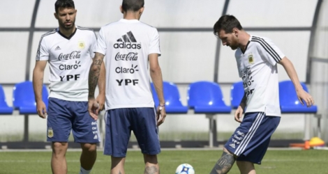 L'attaquant vedette de l'Argentine Lionel Messi (d) contrôle le ballon lors d'une séance d'entraînement à Bronnitsy, le 25 juin 2018.