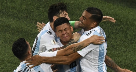 Les supporters argentins fous de joie à Buenos Aires après la victoire de leur équipe face au Nigeria.