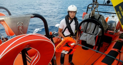 Le sauveteur roumain Dragos Nicolae, membre de SOS Méditerranée, pose à bord d'une des embarcations de sauvetage de l'Aquarius le 28 juin 2018 en mer au large de la Sardaigne. 