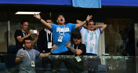 L'icône du football argentin Diego Maradona (c) bras en croix après le but de Messi contre le Nigeria au Mondial, le 26 juin 2018 à Saint-Pétersbourg.