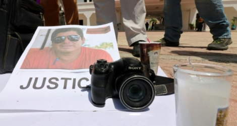 Le portrait du journaliste mexicain assassiné José Guadalupe Chan, lors d'une manifestation de ses collègues, à Playa del Carmen dans l'Etat de Quintana Roo (est du Mexique), le 30 juin 2018.