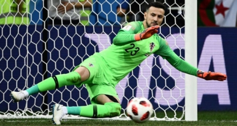 Le gardien croate Danijel Subasic arrête le ballon lors de la qualification pour les quarts de finale du Mondial le 1er juillet 2018.
