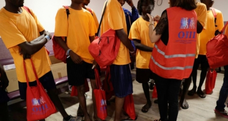 Des réfugiés du Lifeline sont accueillis à l'aéroport de Roissy-Charles de Gaulle le 5 juillet 2018.