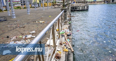 Le port est parfois un véritable réceptacle à débris quand les eaux de la ville s’y jettent après les pluies.