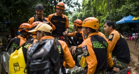 Des secouristes thaïlandais, près de la grotte Tham Luang où sont bloqués 12 enfants et leur entraineur de football, le 6 juillet 201 à Mae Sai