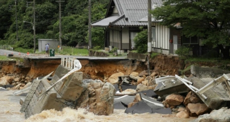 Une route effondrée dans la région d'Hiroshima, le 7 juillet 2018, suite aux pluies torrentielles qui s'abattent depuis quatre jours sur l'ouest du Japon 