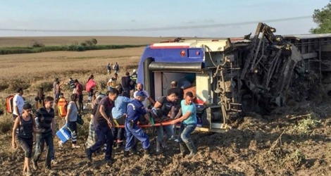 Plus de 100 ambulances et des hélicoptères de l'armée ont été envoyées pour transporter les blessés de l'accident de train en Turquie le 8 juillet 2018.