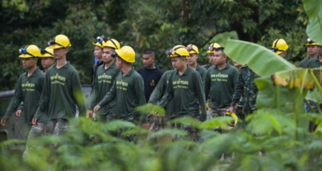 Des soldats thaïlandais près de la grotte Tham Luang au deuxième jour de l'opération de sauvetage des enfants qui y sont bloqués.