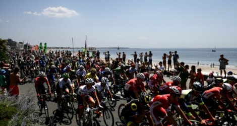 Le péloton du Tour de France, au départ de La Baule, va rallier Sarzeau, terme de la 4e étape, le 10 juillet 2018.