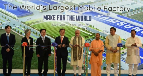 Le président sud-coréen Moon Jae-in et le Premier ministre indien Narendra Modi inaugurent la plus grande usine de smartphones à Noida près de New Delhi, le 09 juillet 2018.
