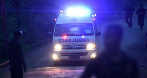 Une ambulance quitte le secteur de la grotte de Tham Luang, dans le nord de la Thaïlande, le 9 juillet 2018.