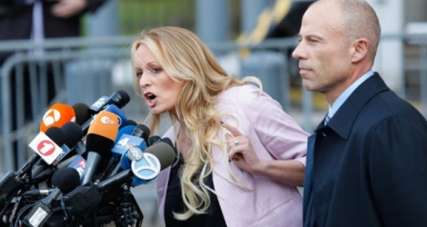 L'actrice de films X Stormy Daniels avec son avocat Michael Avenatti, parlant à la presse devant le tribunal newyorkais où elle a déposé sa plainte, en avril 2018.