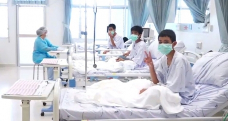 Capture d'écran d'une vidéo fournie par le gouvernement thaïlandais montrant des jeunes footballeurs hospitalisés à Chiang Rai après leur évacuation d'une grotte où ils étaient restés bloqués 18 jours.