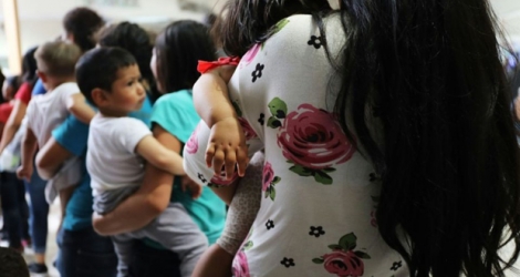Des femmes et leurs enfants en provenance du Honduras, Guatemala et Salvador, attendent un bus à McAllen, au Texas, le 22 juin 2018.
