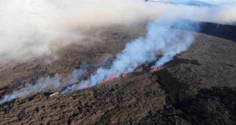 Vue aérienne du Piton de La Fournaise en éruption, le 13 juillet 2018 à La Réunion.