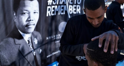 Un jeune Sud-Africain se fait couper les cheveux dans le cadre des célébrations du 100e anniversaire de la naissance de Nelson Mandela, le 30 juin 2018 à Johannesburg