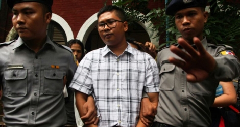 Wa Lone, un des deux journalistes de Reuters poursuivis en Birmanie, à la sortie du premier jour du procès, le 16 juillet 2018 à Rangoun 