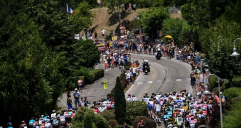 Le peloton lors de la 10e étape du Tour de France entre Annecy et Le Grand-Bornand, dans les Alpes, le 17 juillet 2018 