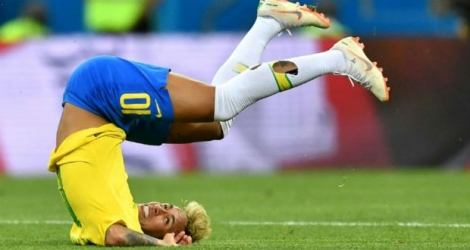 L'attaquant vedette du Brésil Neymar est régulièrement critiqué pour sa propension à tomber durant les matchs qu'il dispute.