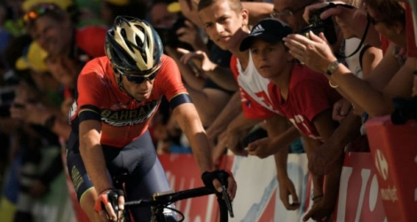 L'Italien Vincenzo Nibali en souffrance après sa chute dans l'ascension de l'Alpe d'Huez lors de la 12e étape du Tour de France, le 19 juillet 2018.
