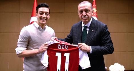 C'est ce cliché d'Özil avec M. Erdogan, alors en pleine campagne électorale pour sa réélection finalement obtenue le 24 juin, qui a valu aux deux joueurs de lourdes critiques.