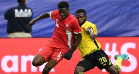 Le jeune prodige canadien Alphonso Davies (g) contre la Jamaïque en quart de finale de la Gold Cup (zone CONCACAF), le 20 juillet 2017 à Glendale en Arizona.