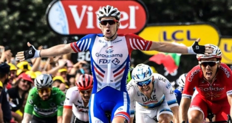 Le Français Arnaud Démare remporte au sprint la 18e étape du Tour de France, le 26 juillet 2018 à Pau.